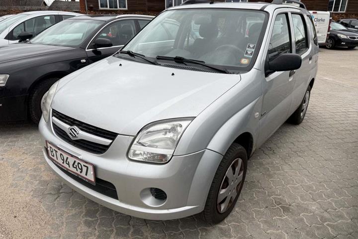 Sølv Suzuki Ignis fra 2004 set udefra