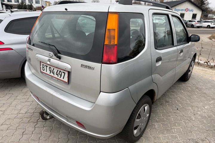 Sølv Suzuki Ignis fra 2004