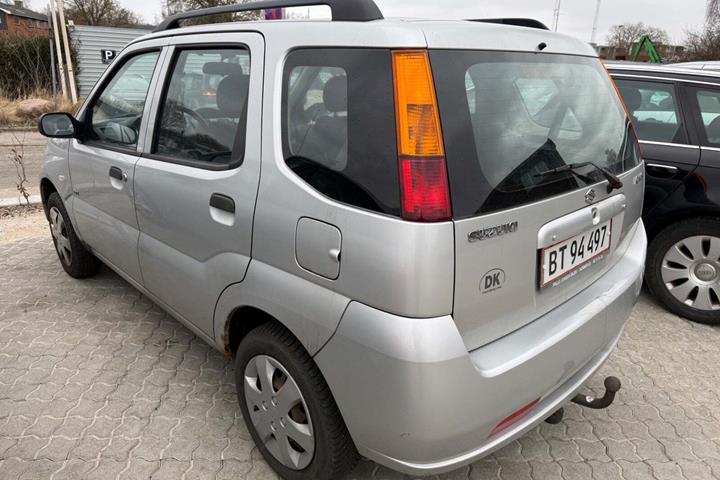 Sølv Suzuki Ignis fra 2004