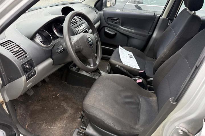 Sølv Suzuki Ignis fra 2004