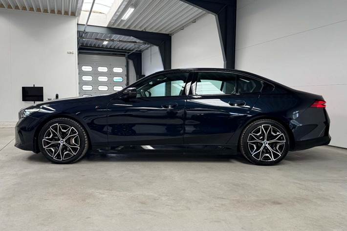 Sort BMW i5 fra 2024