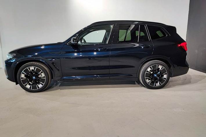 Blå BMW iX3 fra 2023