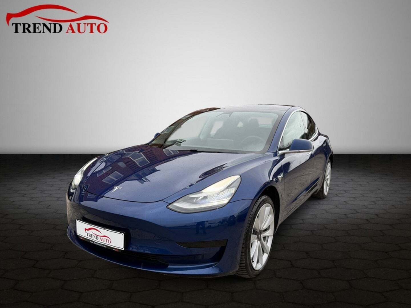 Blå Tesla Model 3 fra 2020