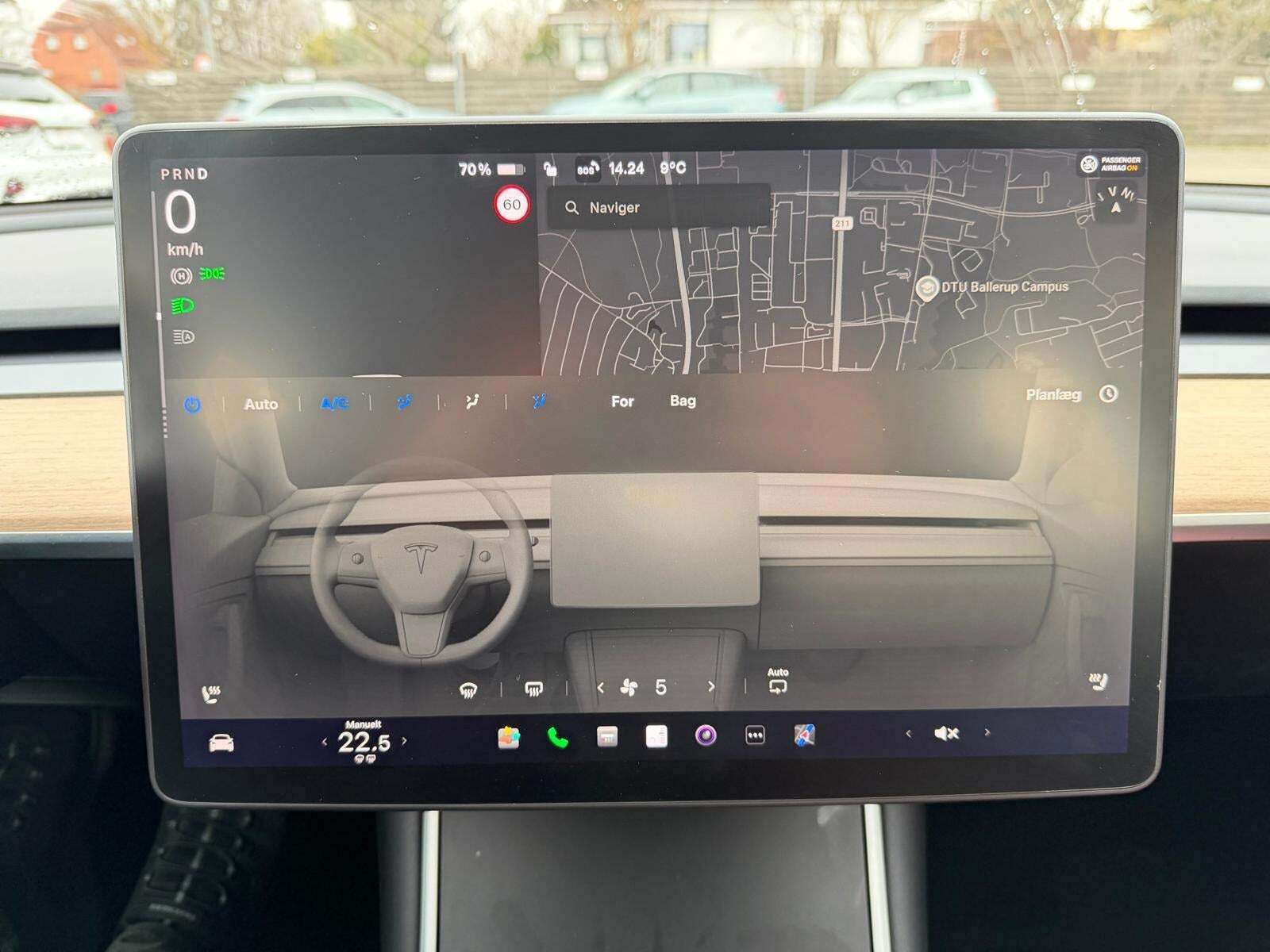 Blå Tesla Model 3 fra 2020