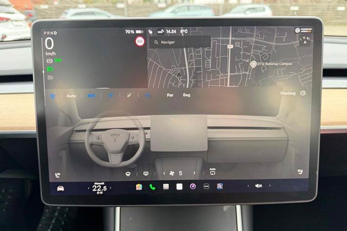 Blå Tesla Model 3 fra 2020