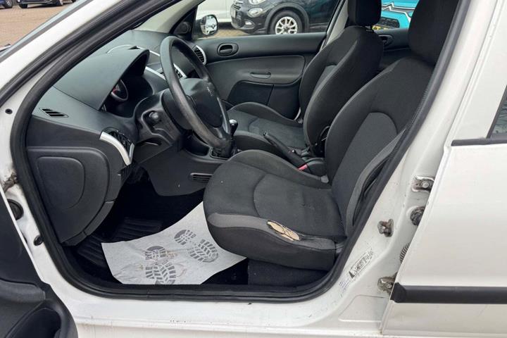 undefined Peugeot 206+ fra 2011 set indefra