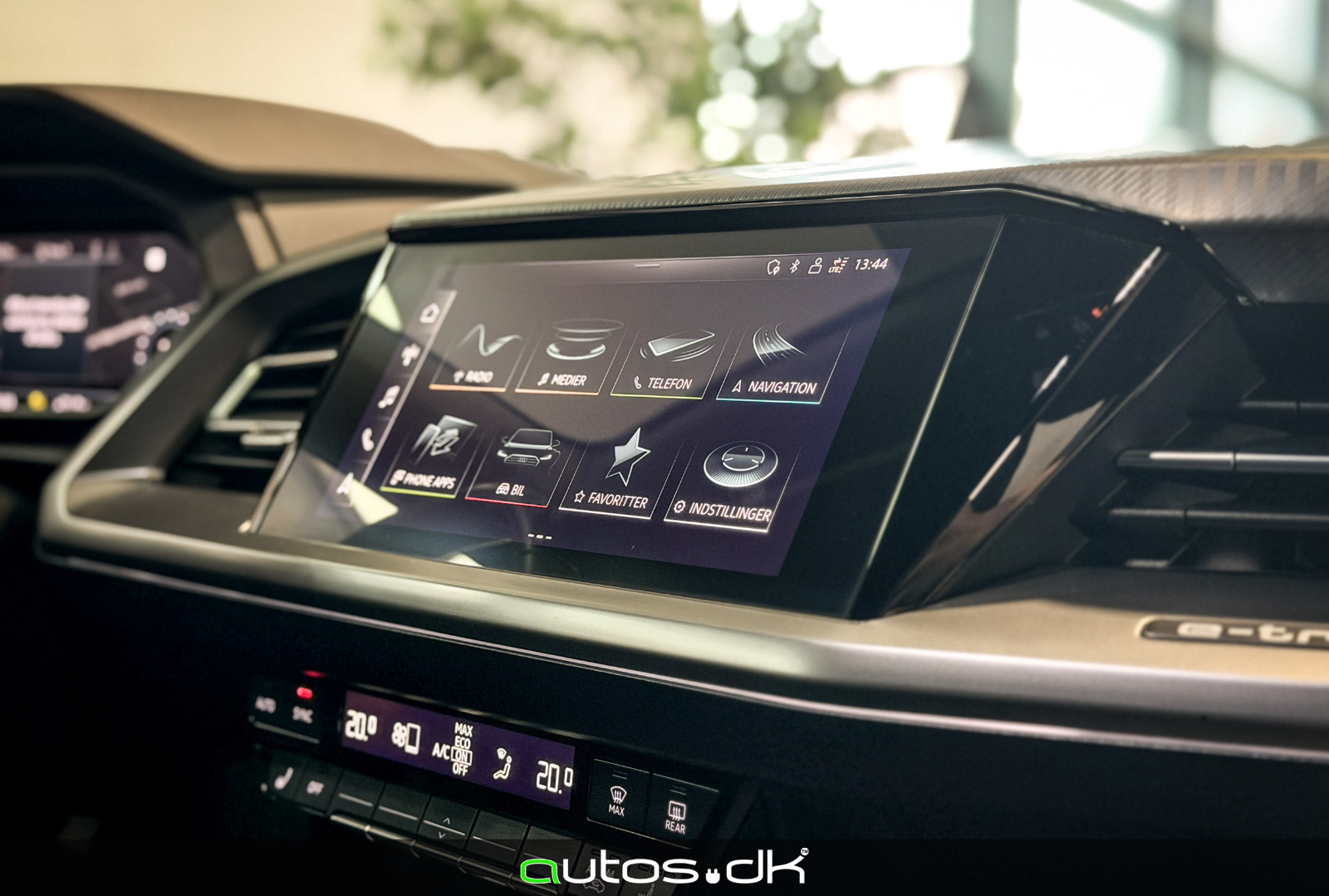 Sølv Audi Q4 e-tron fra 2022