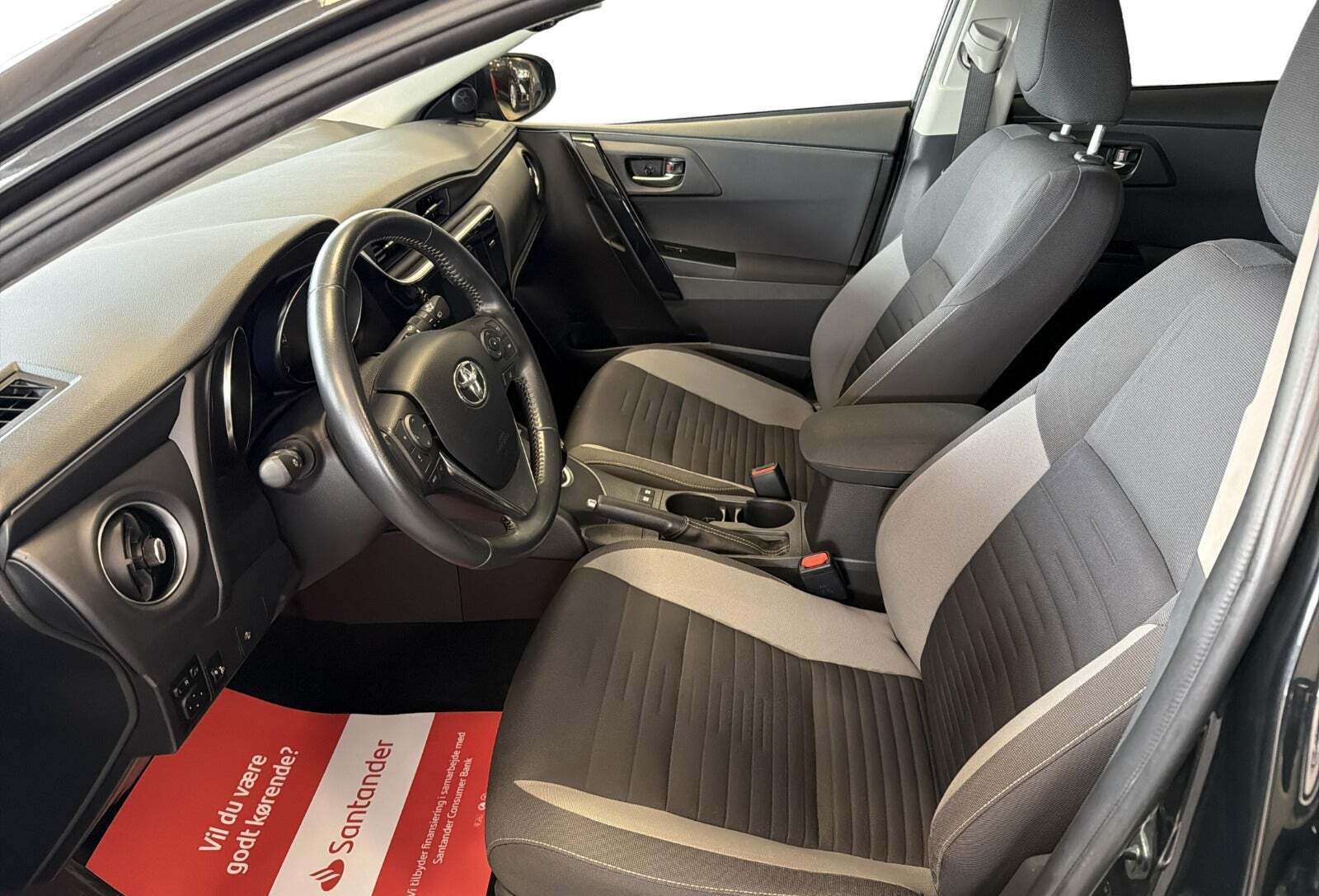 Sort Toyota Auris fra 2015 set indefra