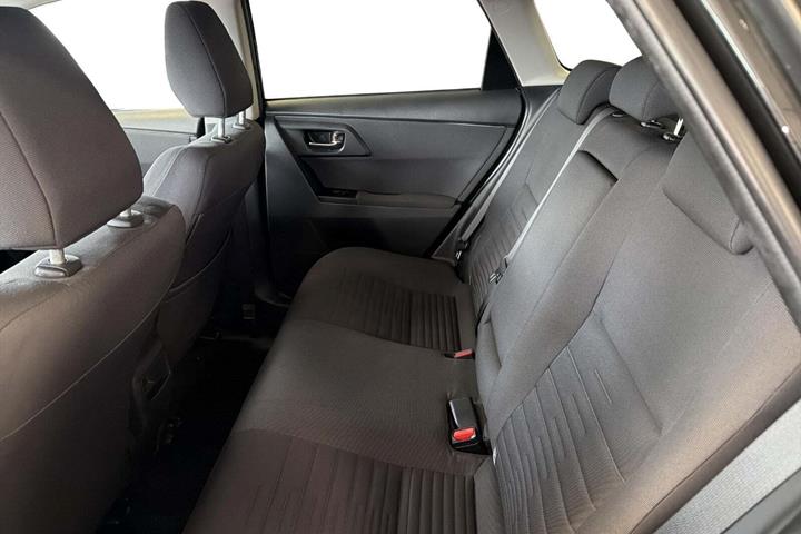 Sort Toyota Auris fra 2015 set indefra