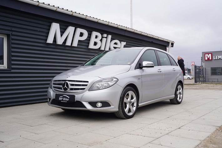 Sølv Mercedes B200 fra 2012