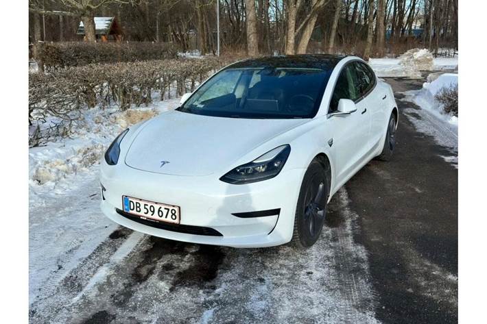 Hvid Tesla Model 3 fra 2021 set udefra
