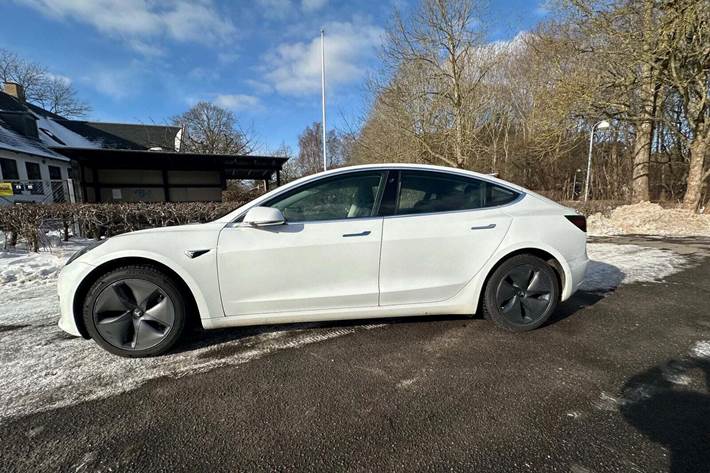 Hvid Tesla Model 3 fra 2021