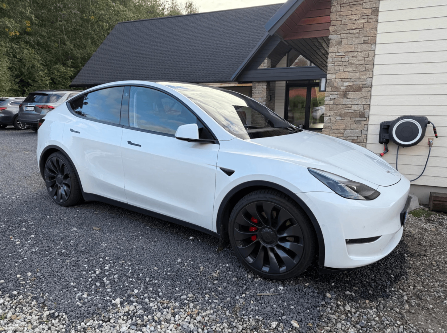 Hvid Tesla Model Y fra 2022