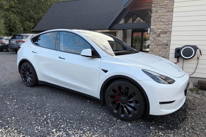Hvid Tesla Model Y fra 2022