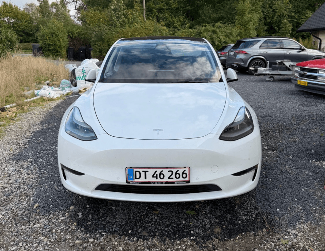 Hvid Tesla Model Y fra 2022