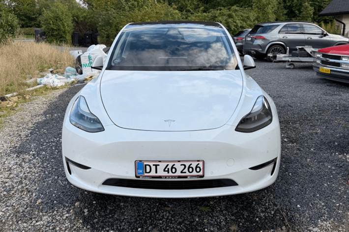 Hvid Tesla Model Y fra 2022