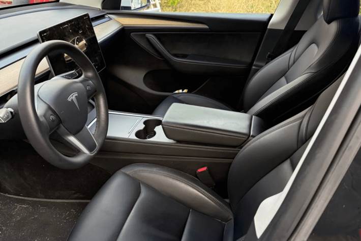 Hvid Tesla Model Y fra 2022