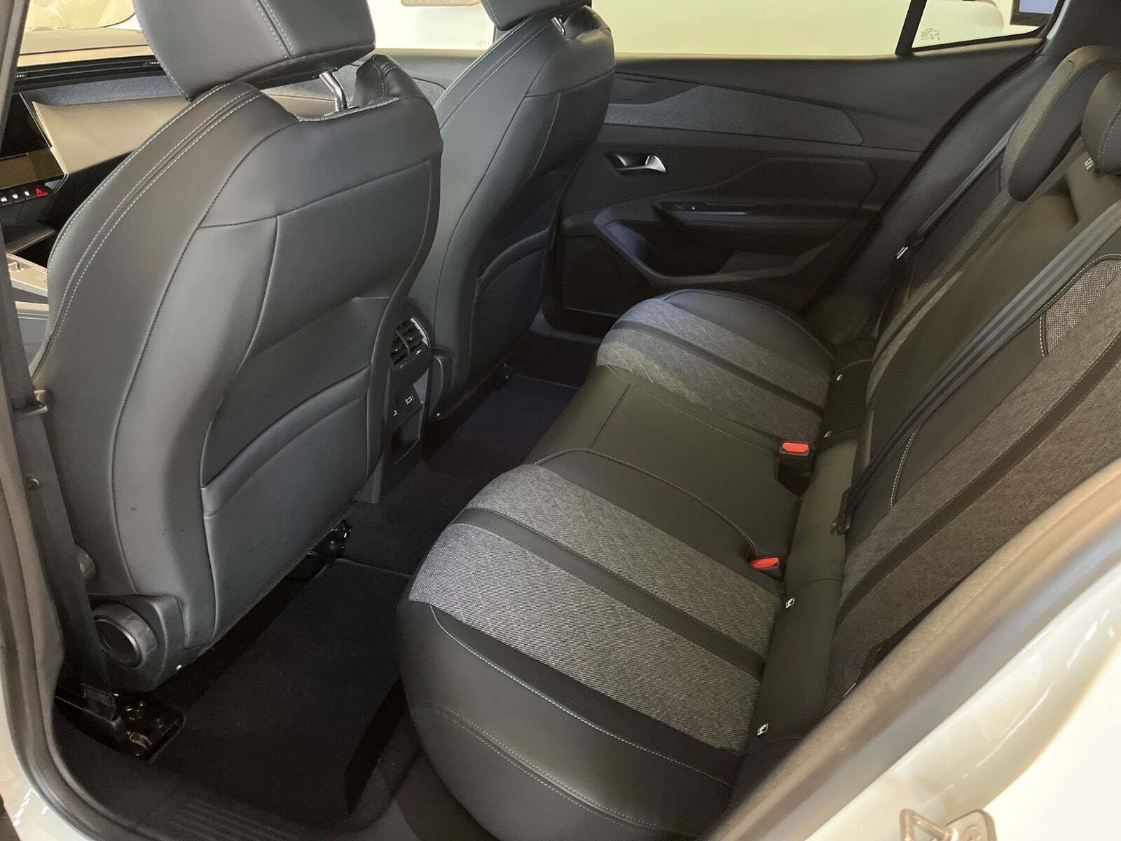 Peugeot 408 1,6 Hybrid Allure Pack EAT8