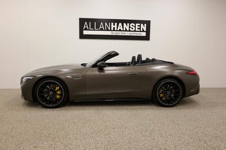 Grå Mercedes SL63 fra 2023