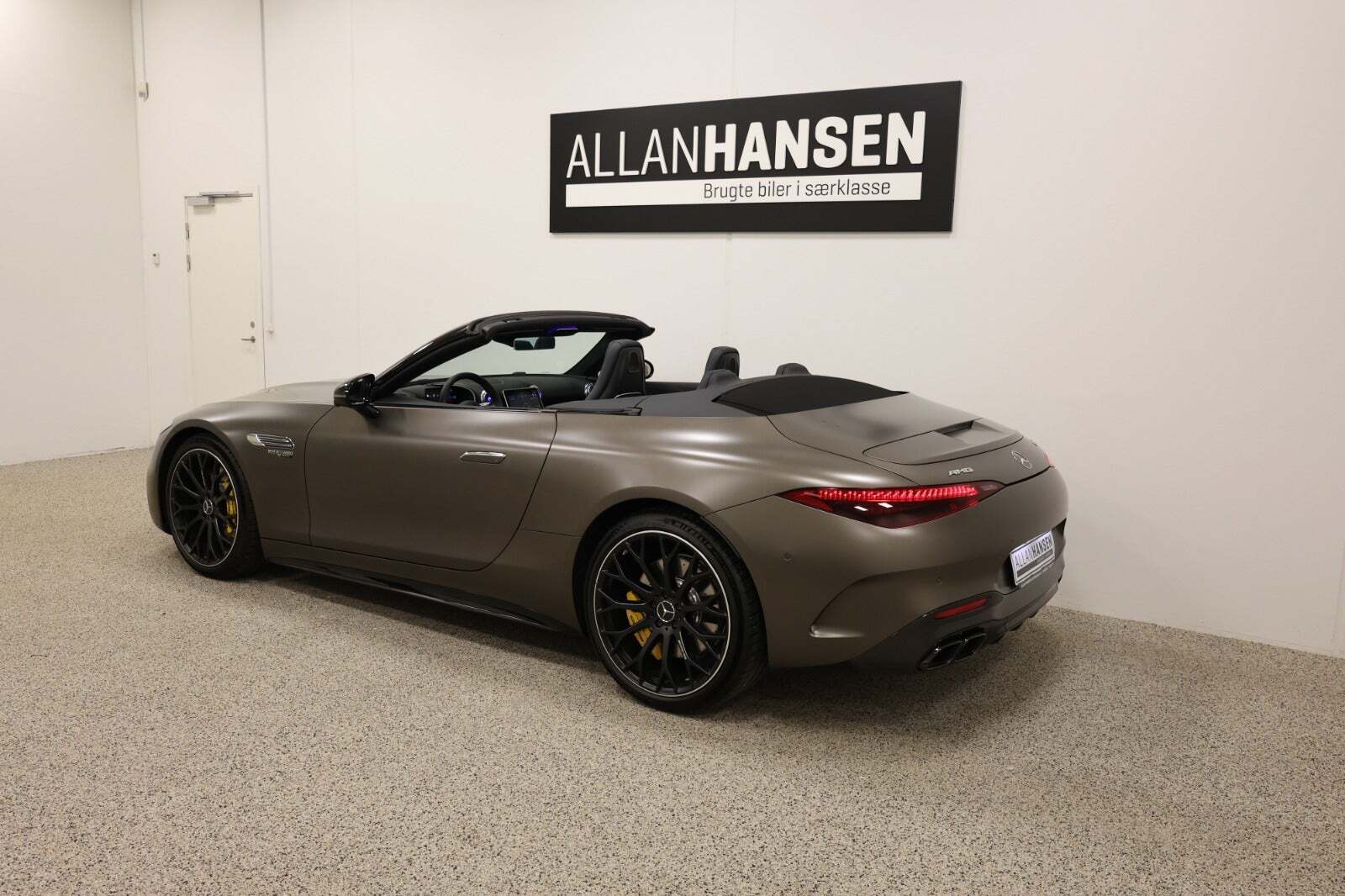 Grå Mercedes SL63 fra 2023