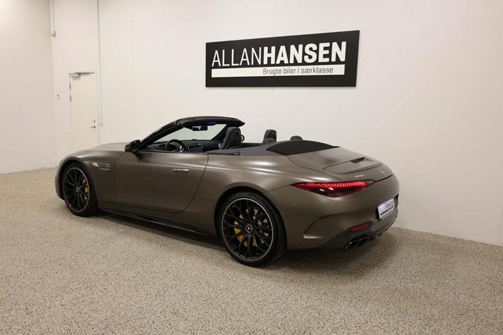 Grå Mercedes SL63 fra 2023