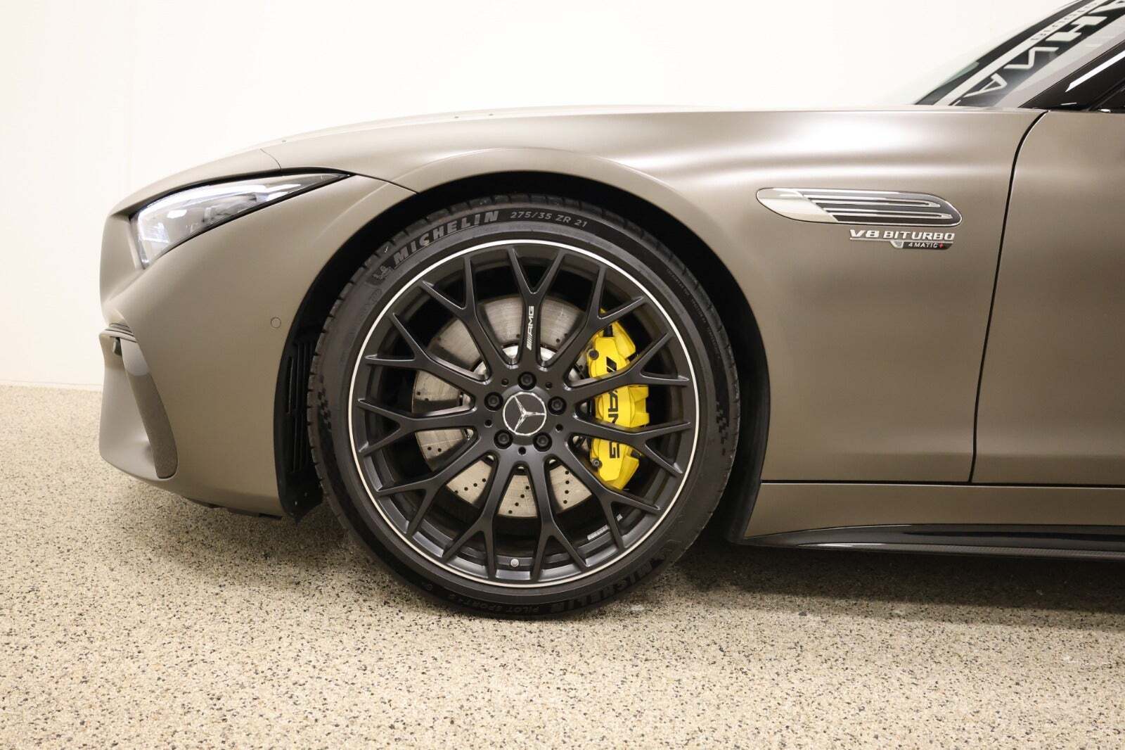 Grå Mercedes SL63 fra 2023 set udefra
