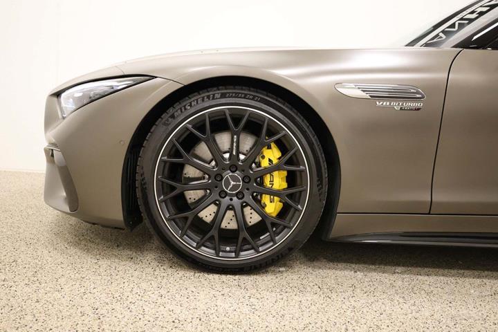 Grå Mercedes SL63 fra 2023 set udefra