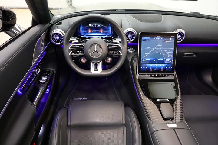 Grå Mercedes SL63 fra 2023 set indefra
