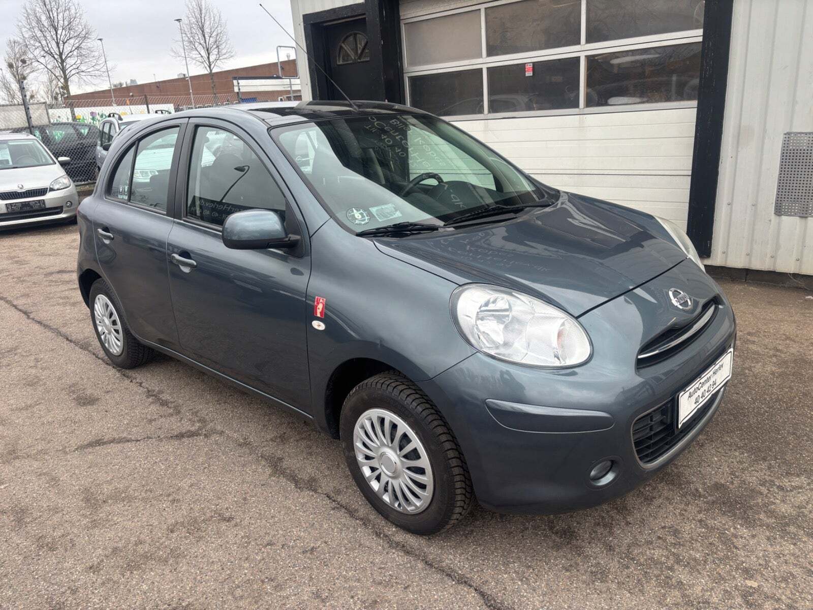 Grå Nissan Micra fra 2013