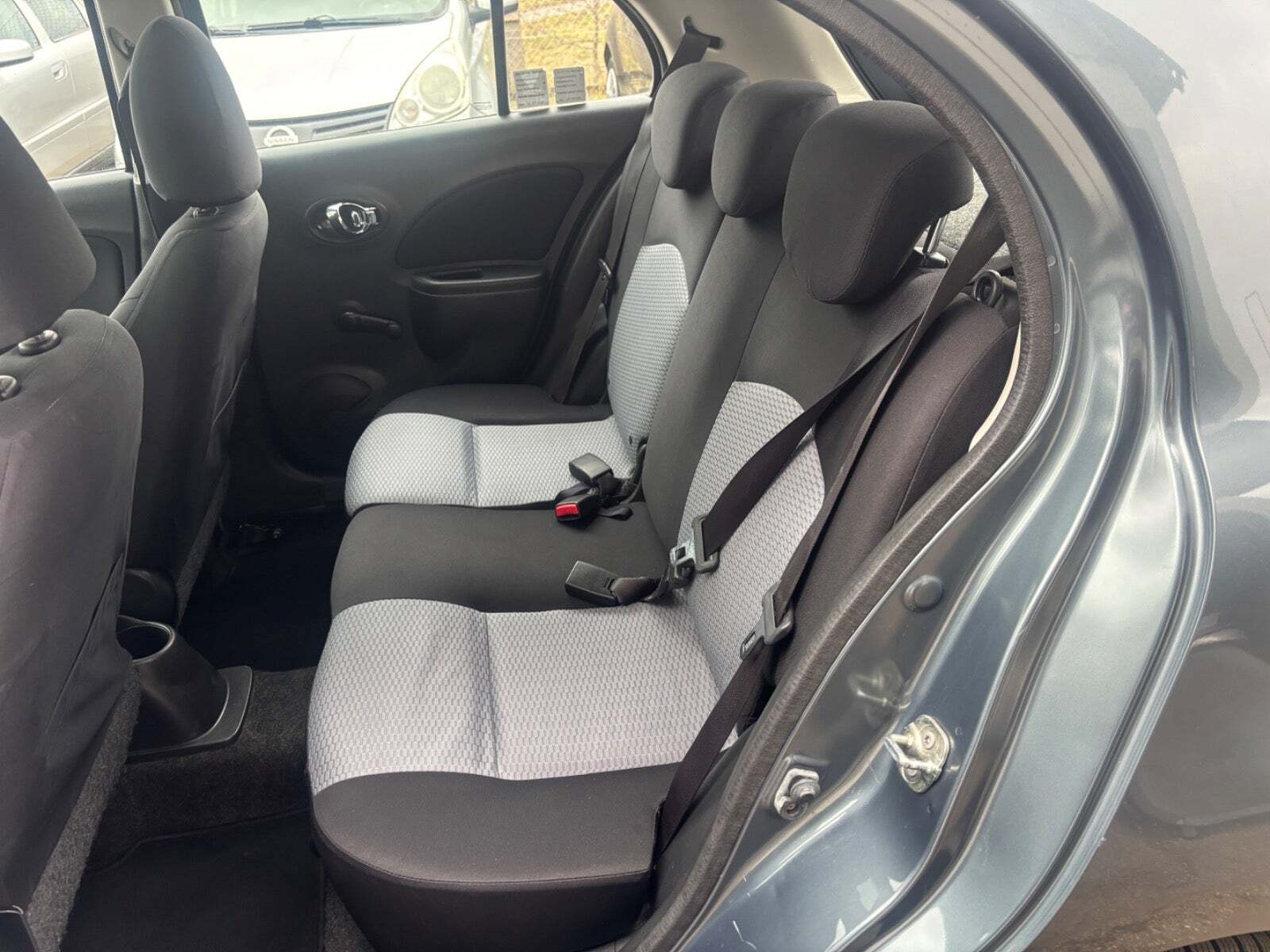 Grå Nissan Micra fra 2013