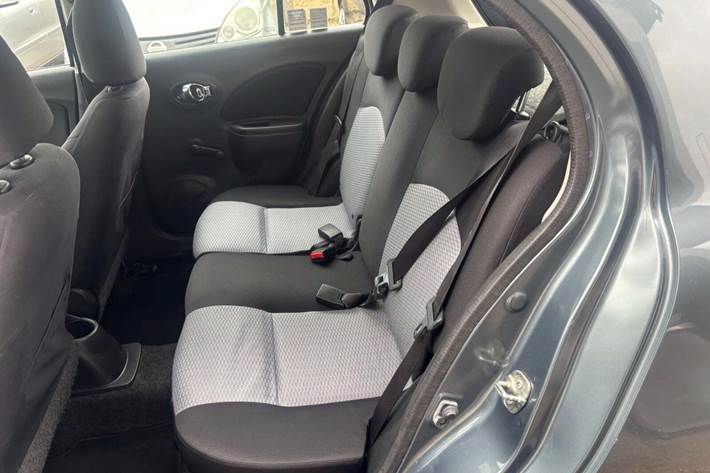 Grå Nissan Micra fra 2013