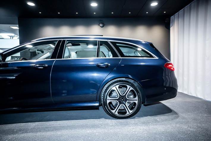 Blå Mercedes E450 fra 2019