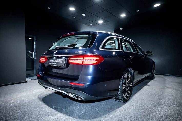 Blå Mercedes E450 fra 2019