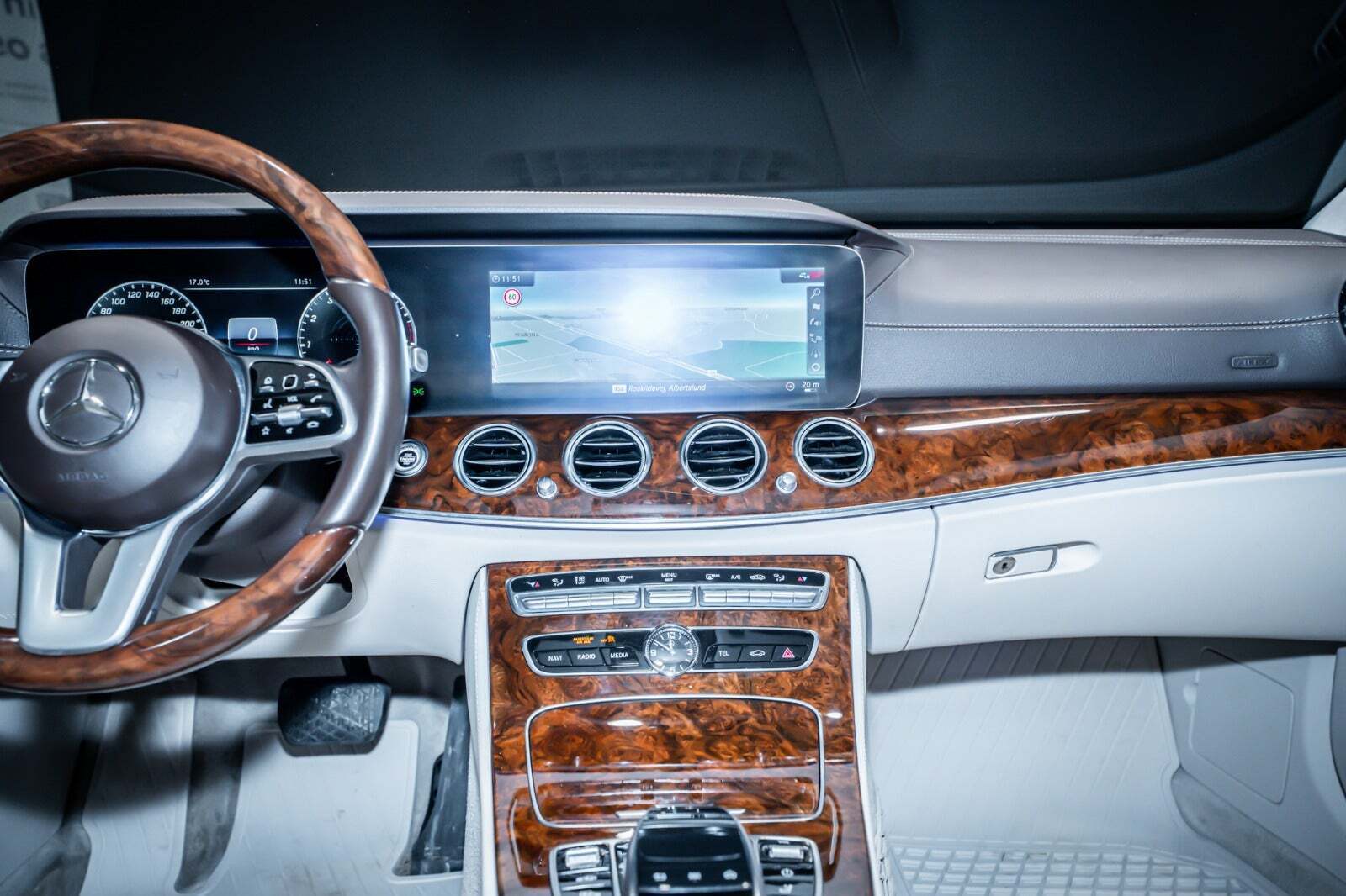 Blå Mercedes E450 fra 2019