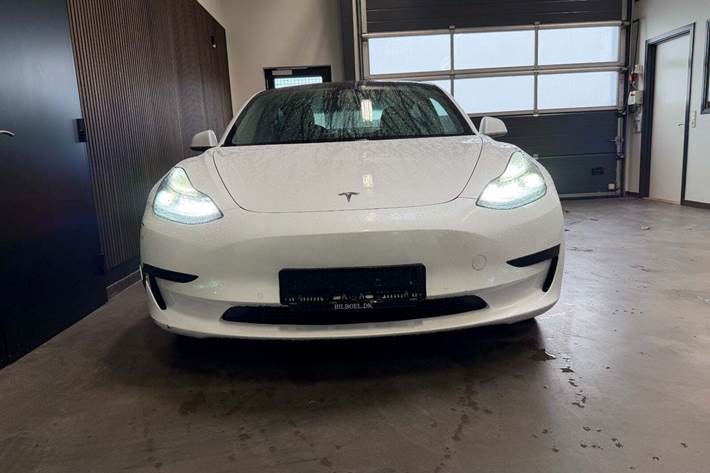 Hvid Tesla Model 3 fra 2020