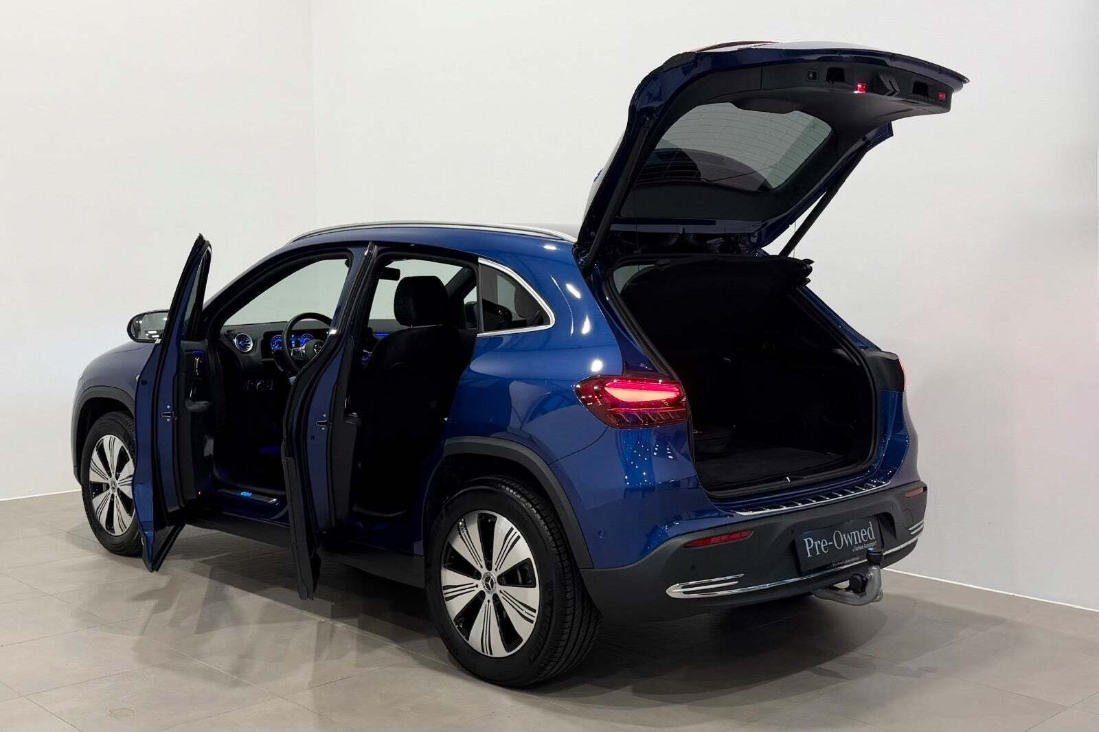 Blå Mercedes EQA300 fra 2025