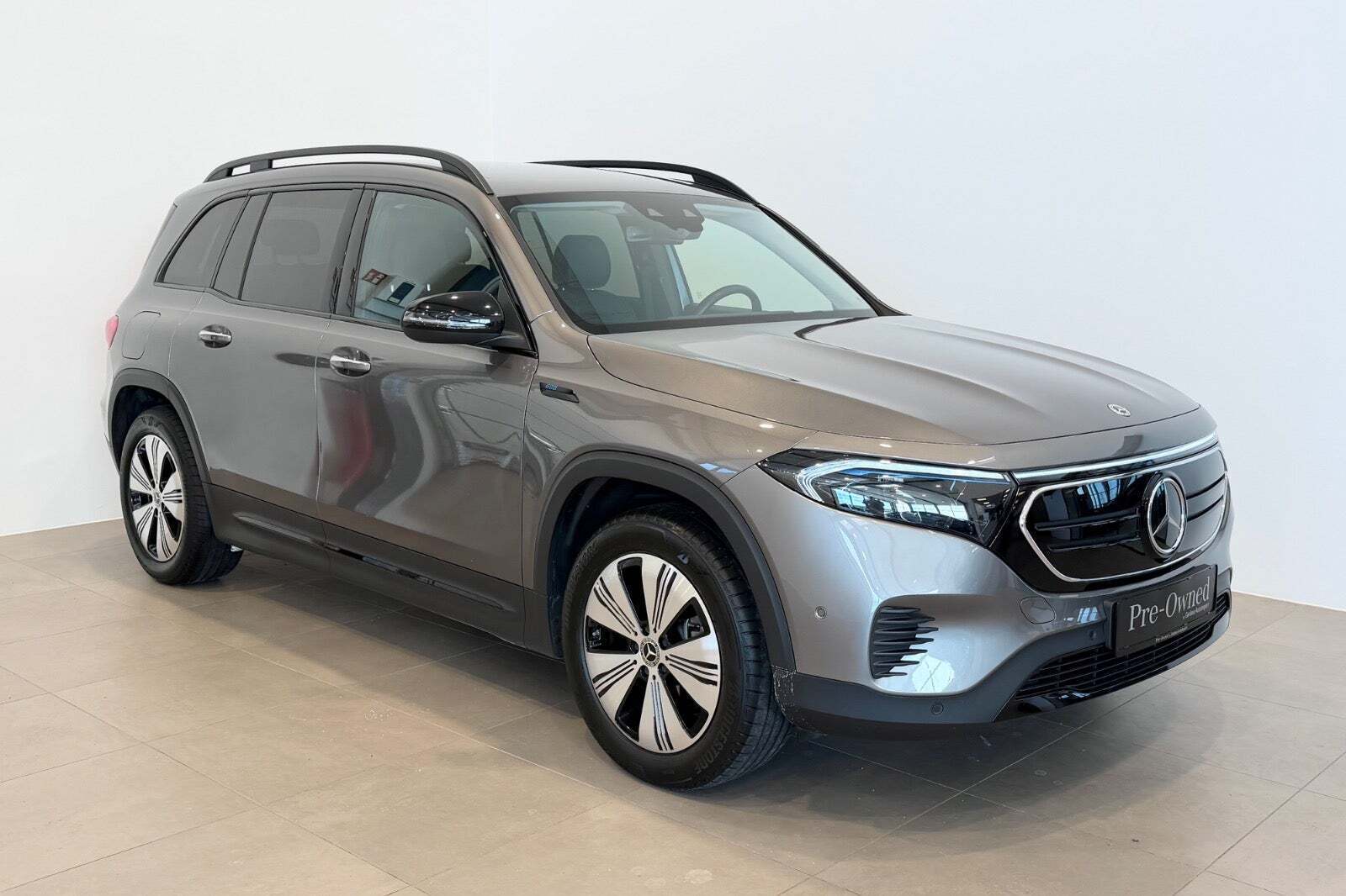 Grå Mercedes EQB250 fra 2023