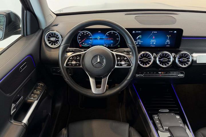 Grå Mercedes EQB250 fra 2023