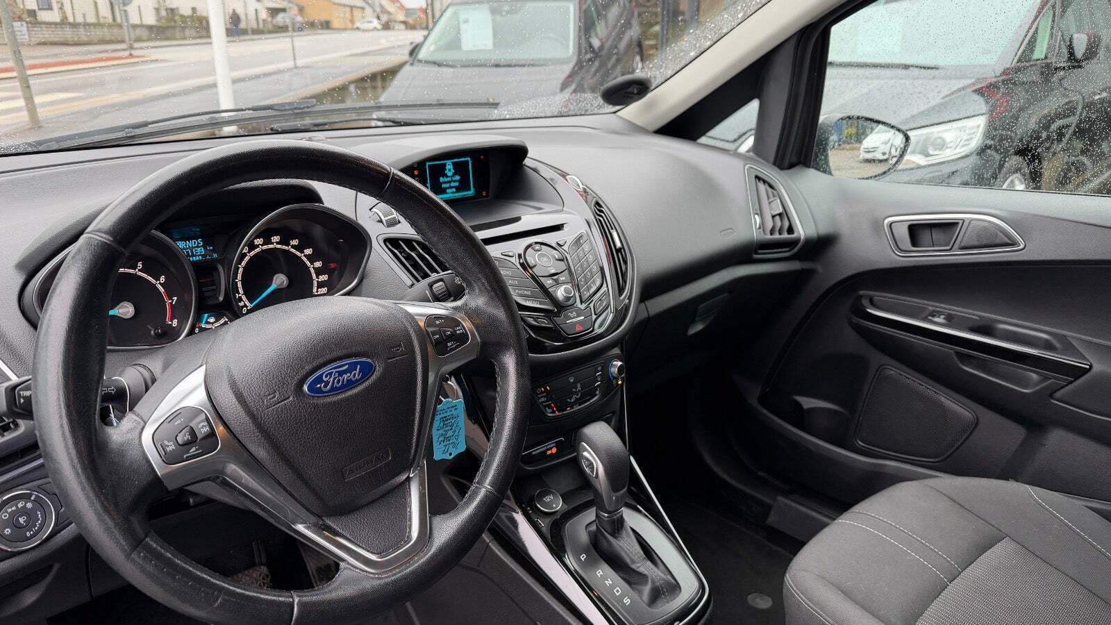 Grå Ford B-MAX fra 2016 set indefra