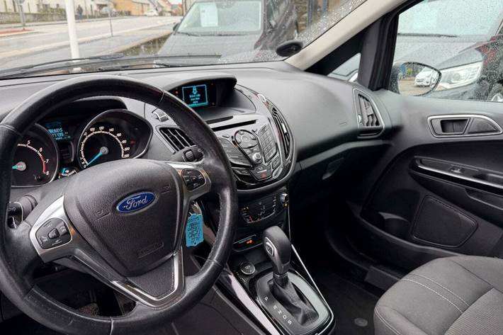 Grå Ford B-MAX fra 2016 set indefra