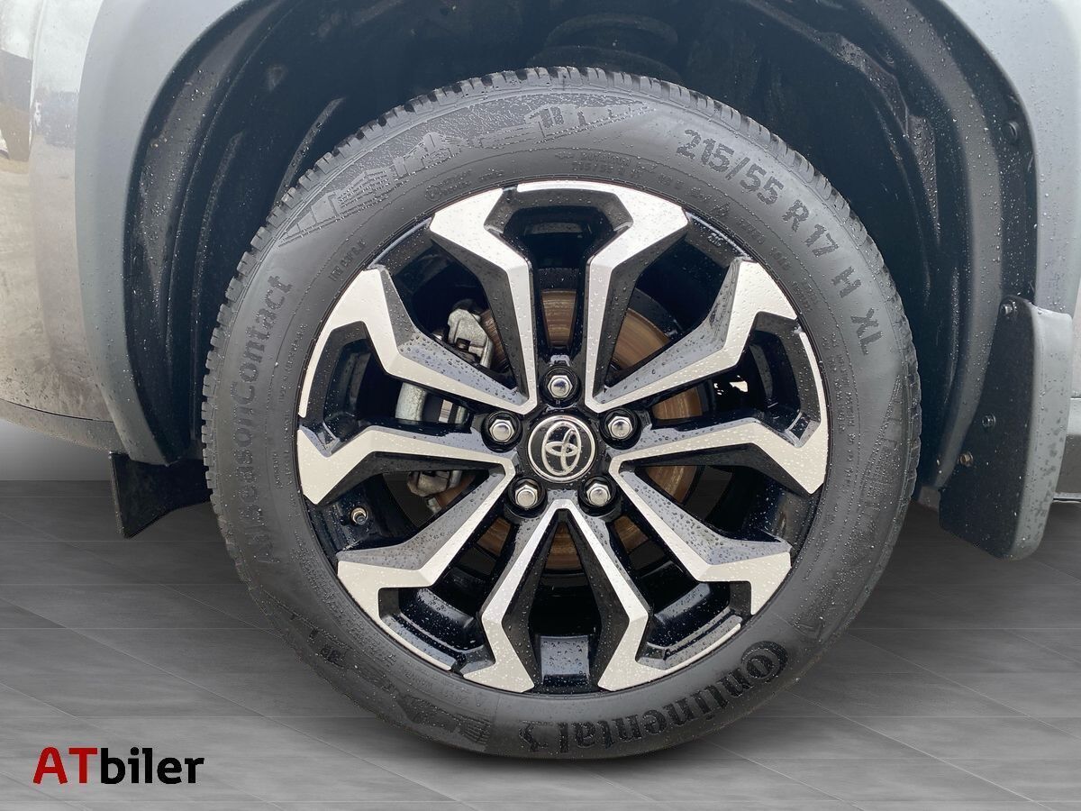 Grå Toyota Yaris Cross fra 2025