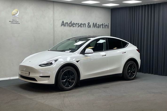 Hvid Tesla Model Y fra 2023