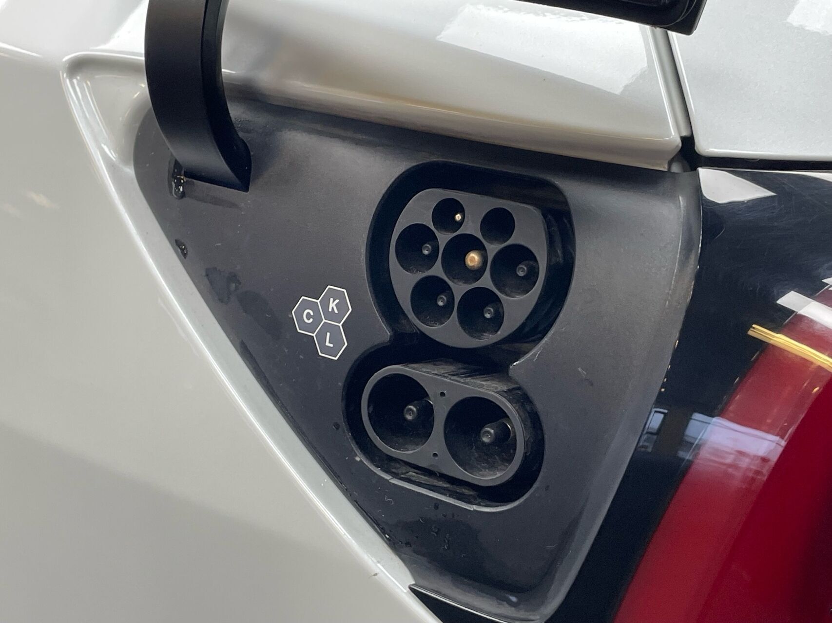 Hvid Tesla Model Y fra 2023