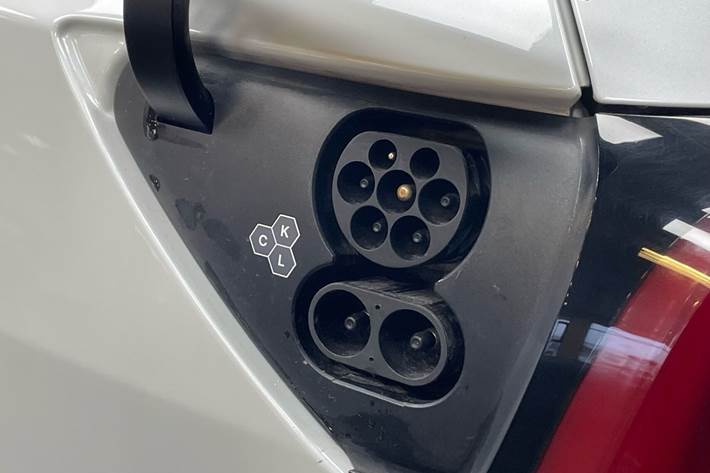 Hvid Tesla Model Y fra 2023