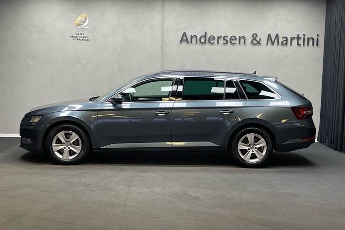 Grå Skoda Superb fra 2017