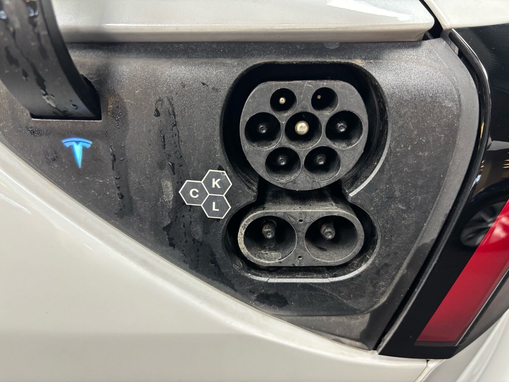 Hvid Tesla Model 3 fra 2023