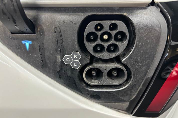 Hvid Tesla Model 3 fra 2023