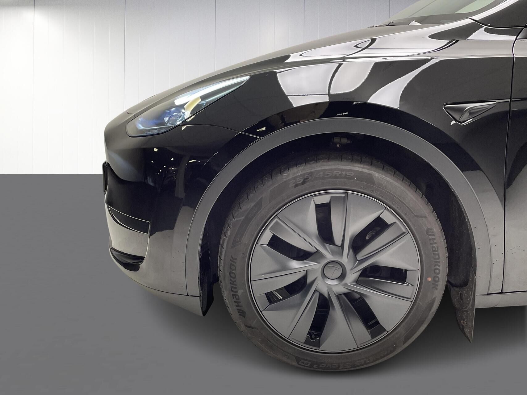 Sort Tesla Model Y fra 2025