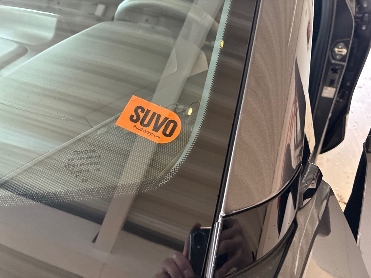 Grå Toyota C-HR fra 2024