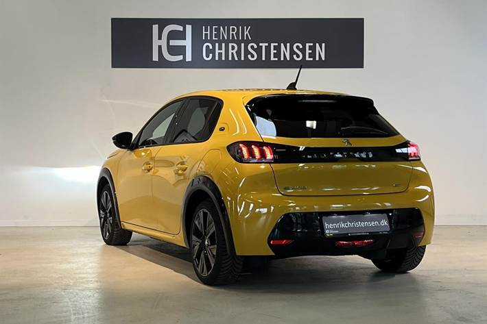 Gul Peugeot e-208 fra 2023